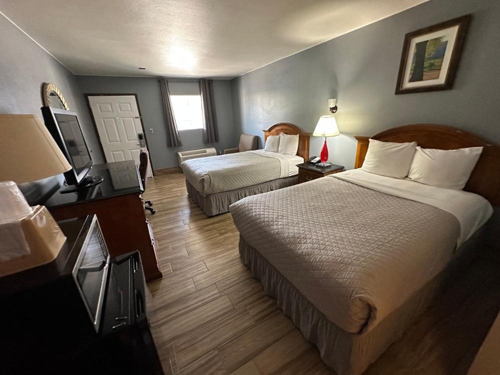 HillView Inn at Six Flags Fiesta